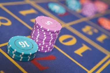 Professional dealer on semitoto login Live dealer at Caribbean Stud table